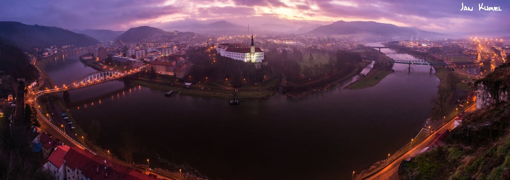 Panoramatický pohled na město Děčín se zámkem a řekou